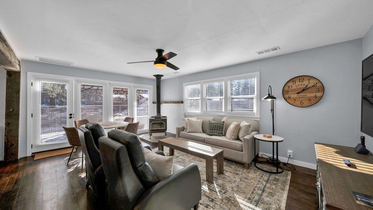 Photo of Livingroom in Burney