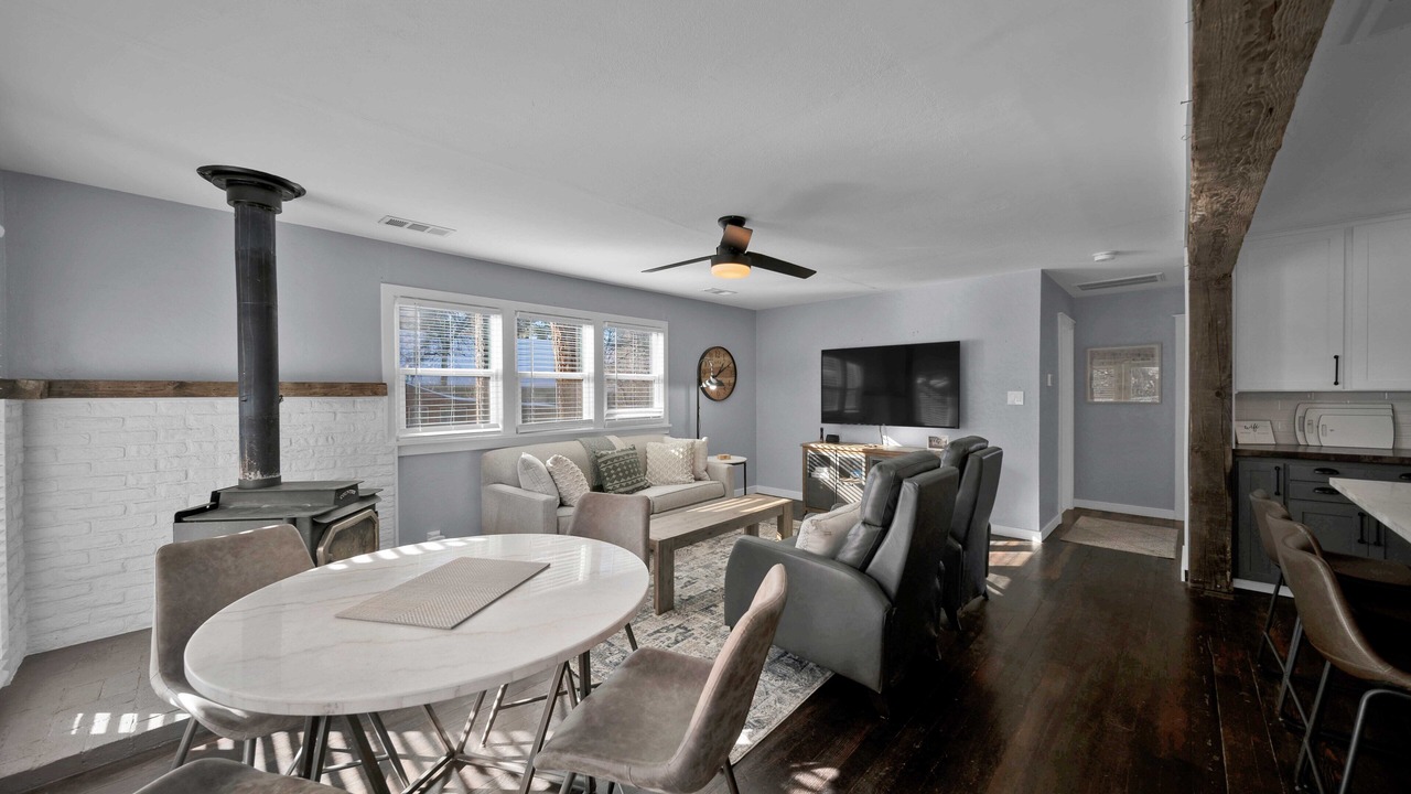 Photo of Livingroom in Burney
