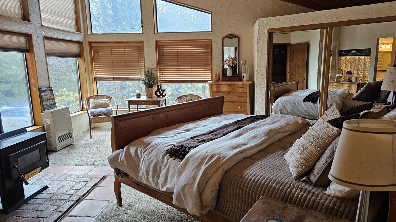 Photo of Bedroom in Weed