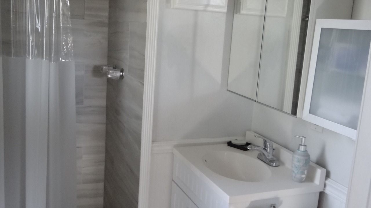 Photo of Bathroom in Tennyson - Alquire