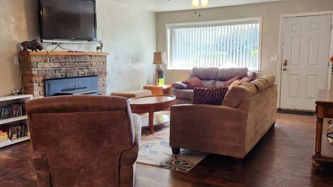 Photo of Livingroom in Enterprise