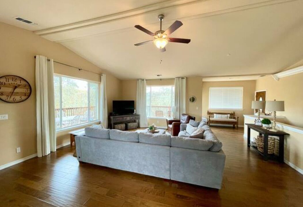 Photo of Livingroom in Oak Shores