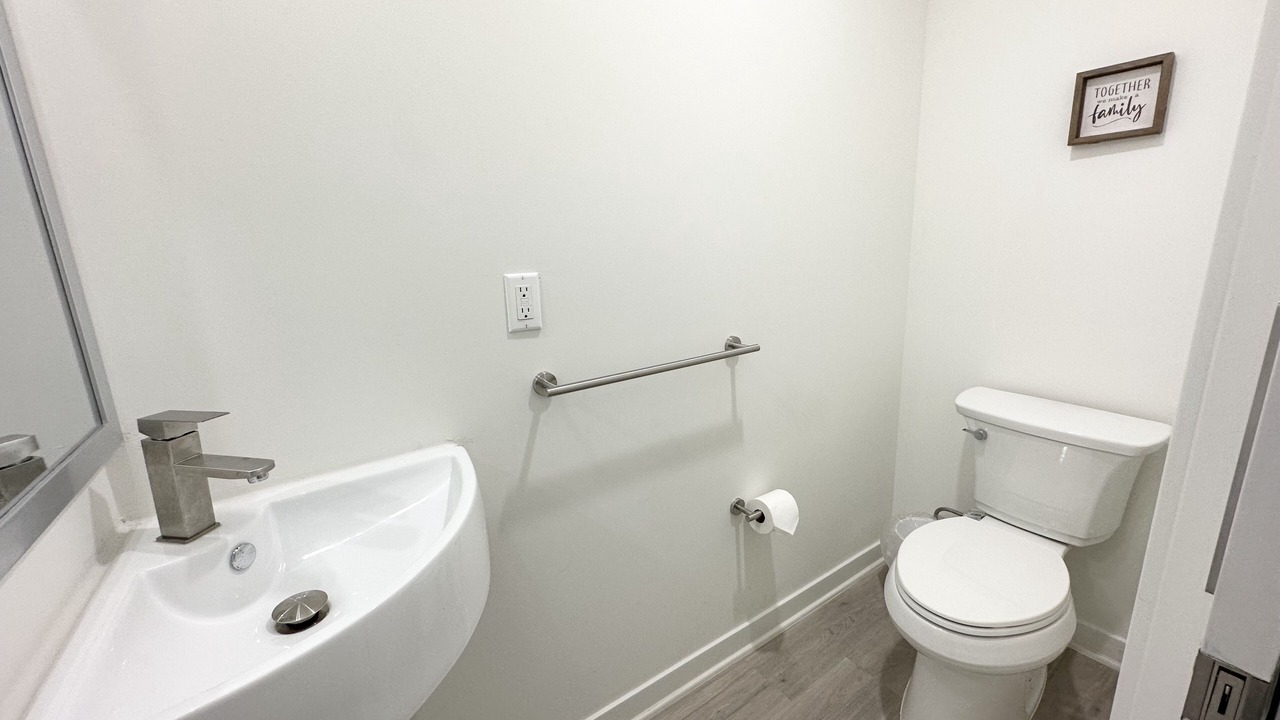 Photo of Bathroom in Lamanda Park