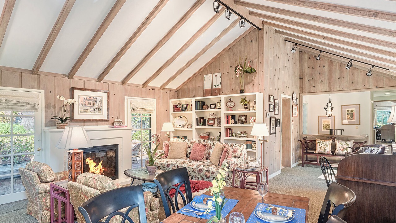 Photo of Livingroom in Northwest Carmel