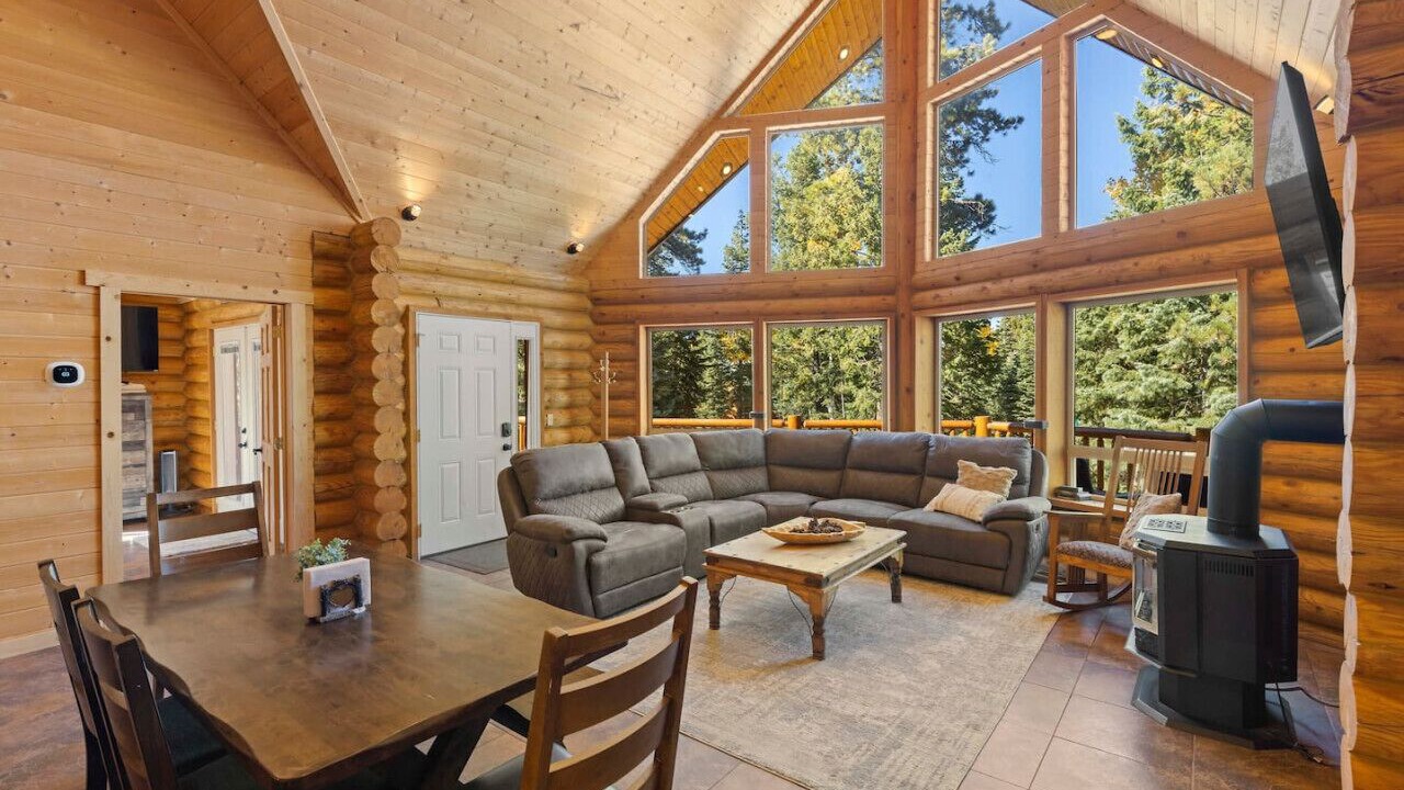 Photo of Livingroom in Meadow View Heights