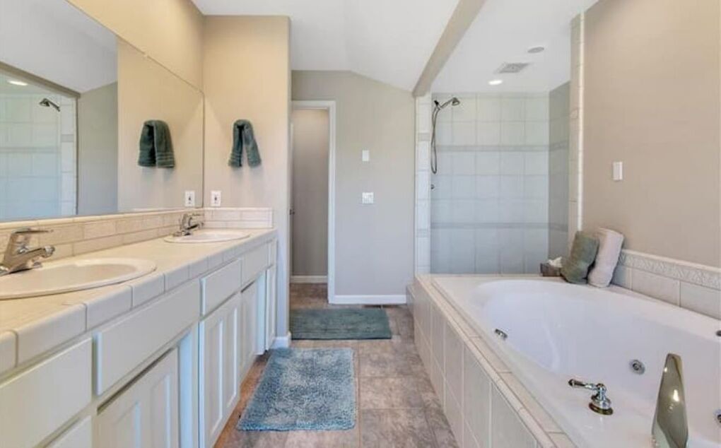 Photo of Bathroom in Oak Shores