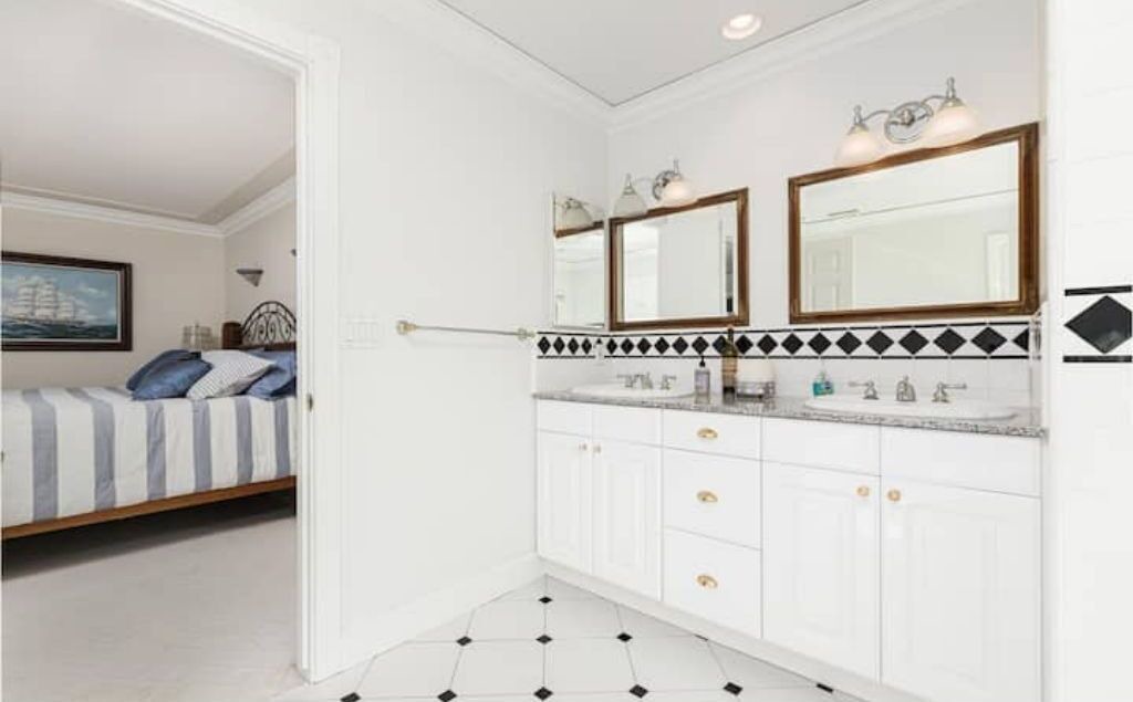 Photo of Bathroom in Oak Shores