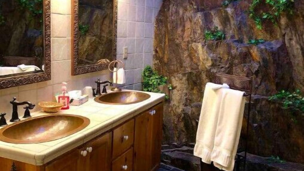Photo of Bathroom in El Portal