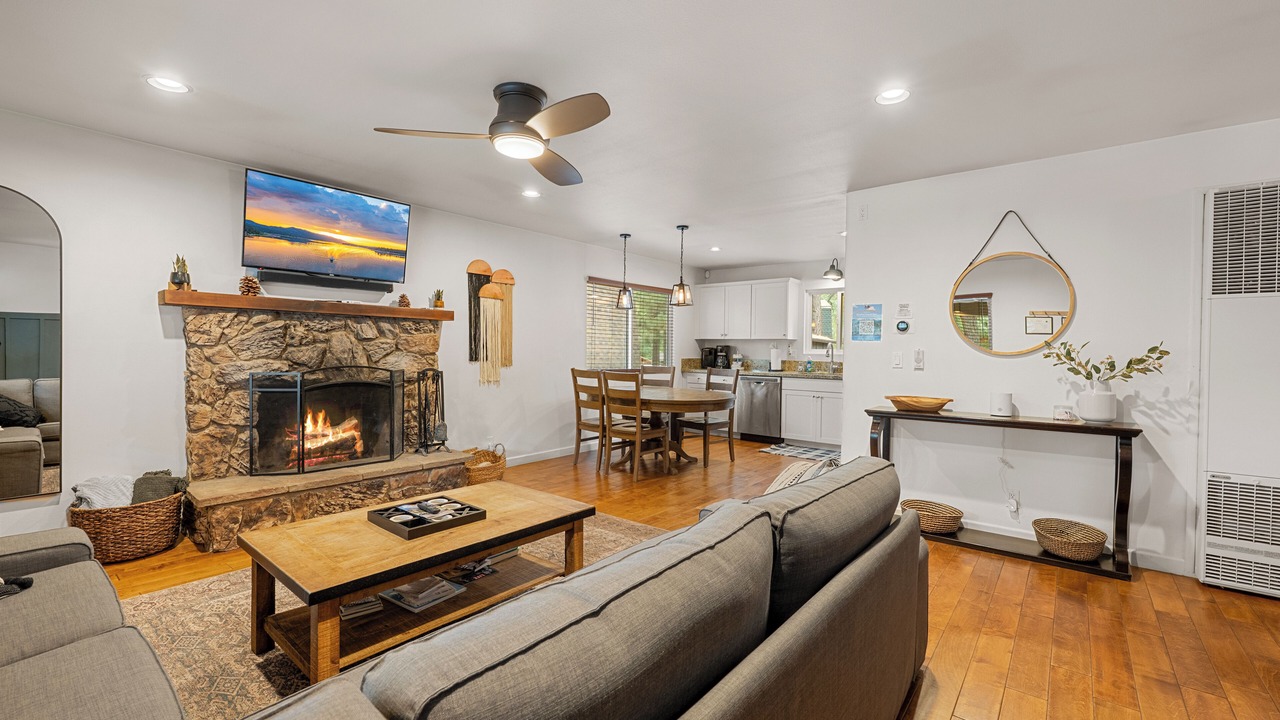 Photo of Livingroom in Summit Estates