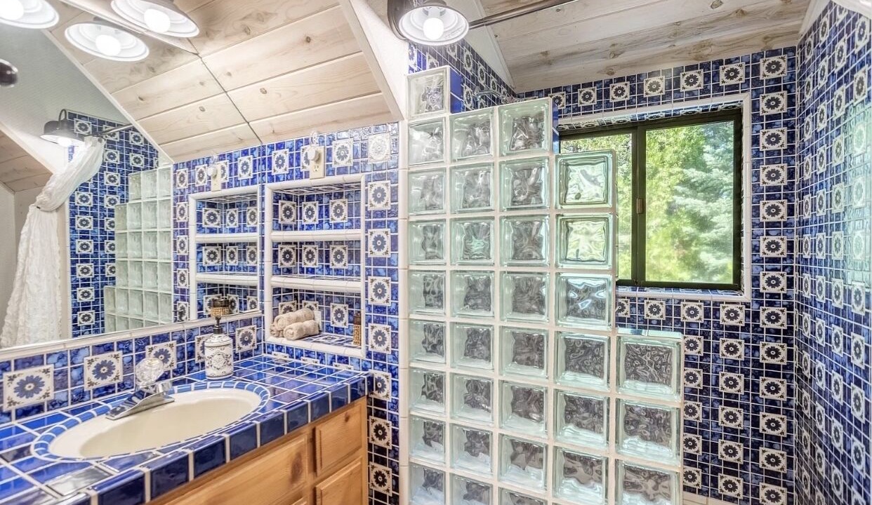 Photo of Bathroom in Shingletown