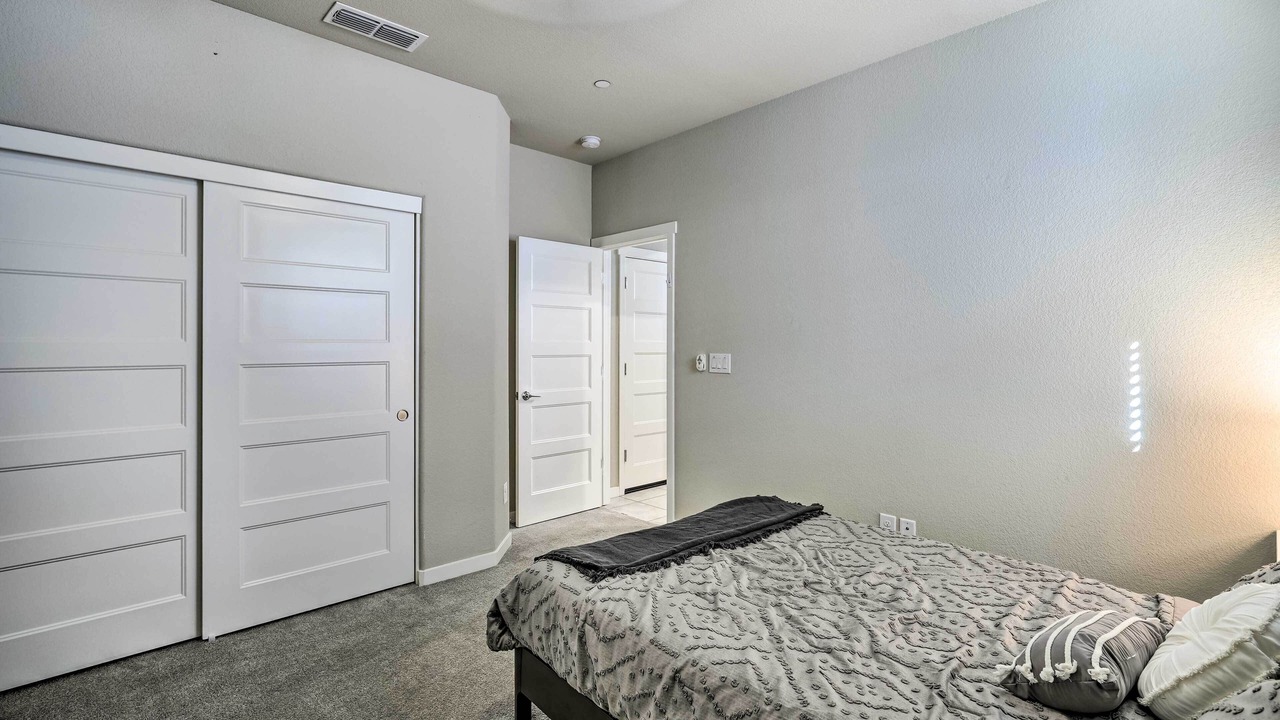 Photo of Bedroom in Hood