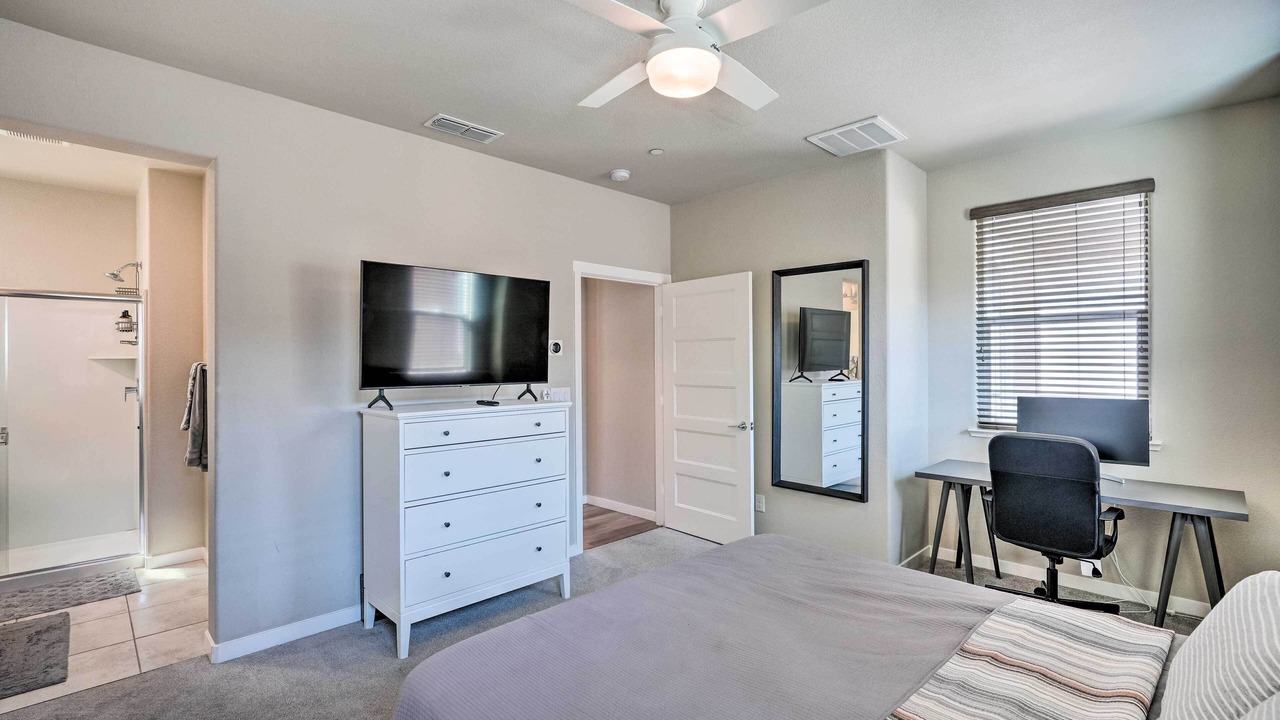 Photo of Bedroom in Hood