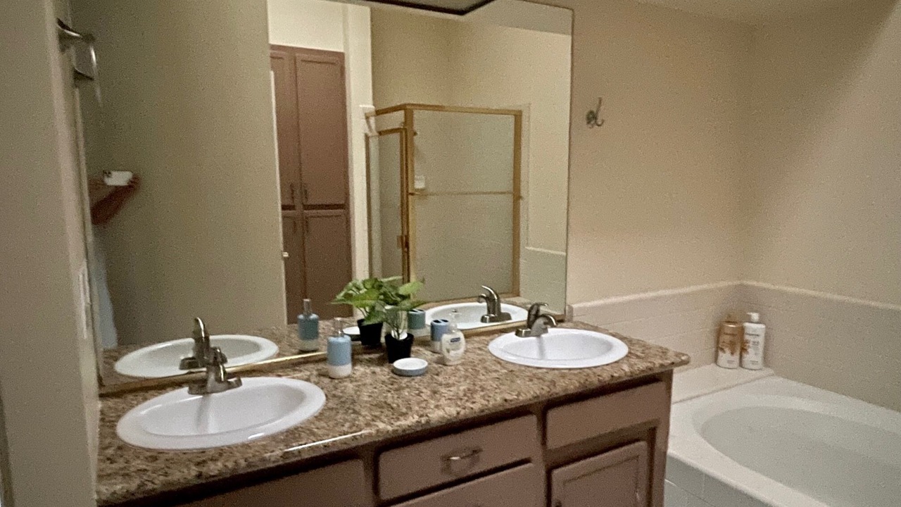 Photo of Bathroom in Raisin