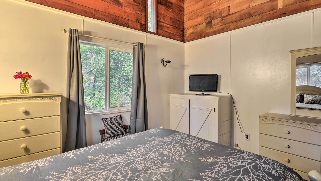 Photo of Bedroom in Salyer