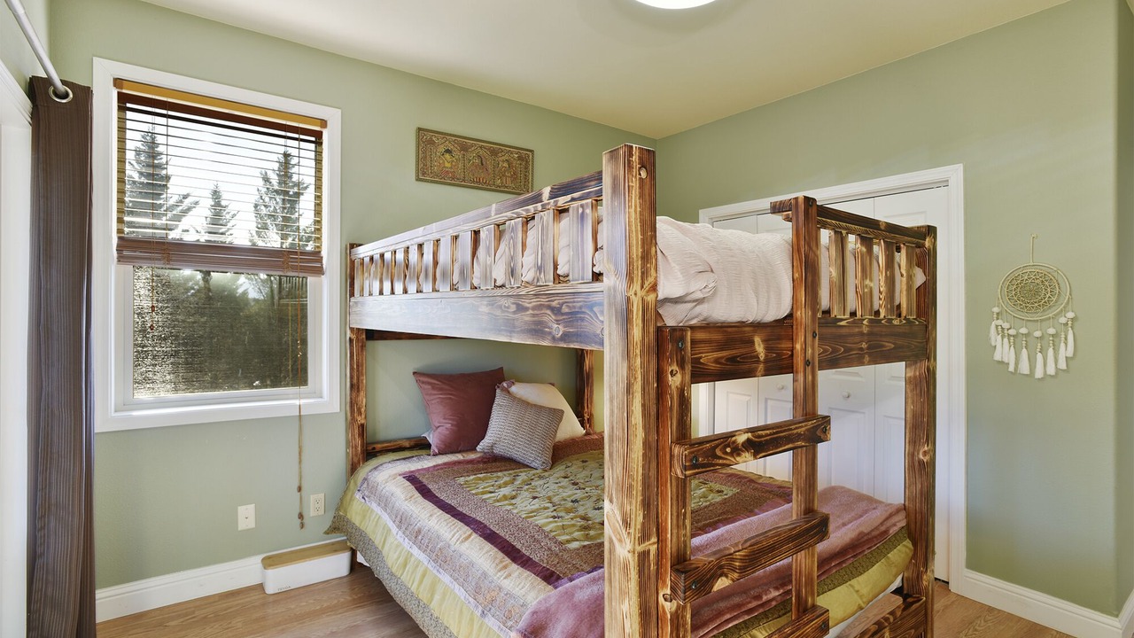 Photo of Bedroom in Weed