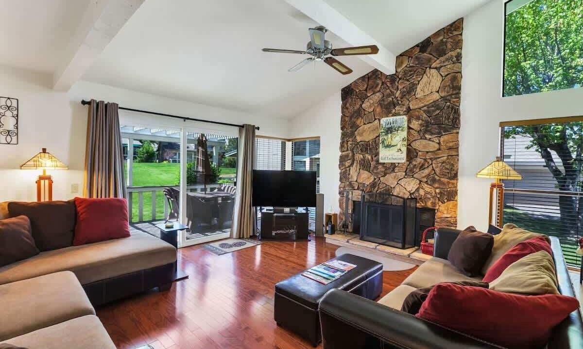 Photo of Livingroom in Plumas Eureka Estates