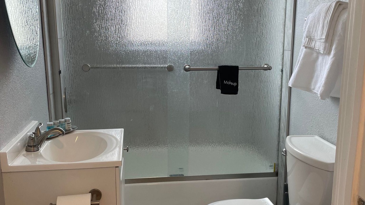 Photo of Bathroom in Globe