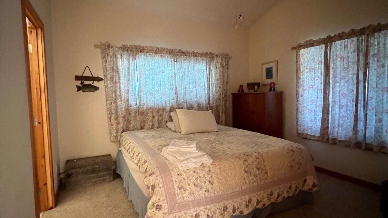 Photo of Bedroom in Oak Shores