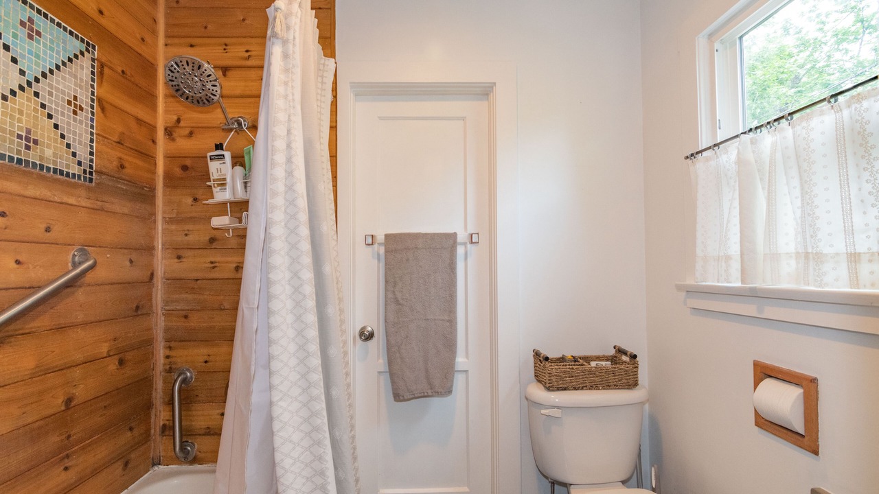 Photo of Bathroom in Siskiyou-Hargadine Historic District