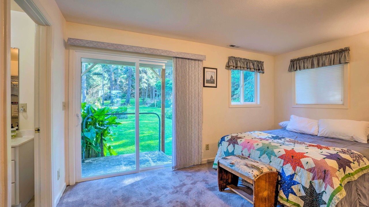 Photo of Bedroom in Coos Bay