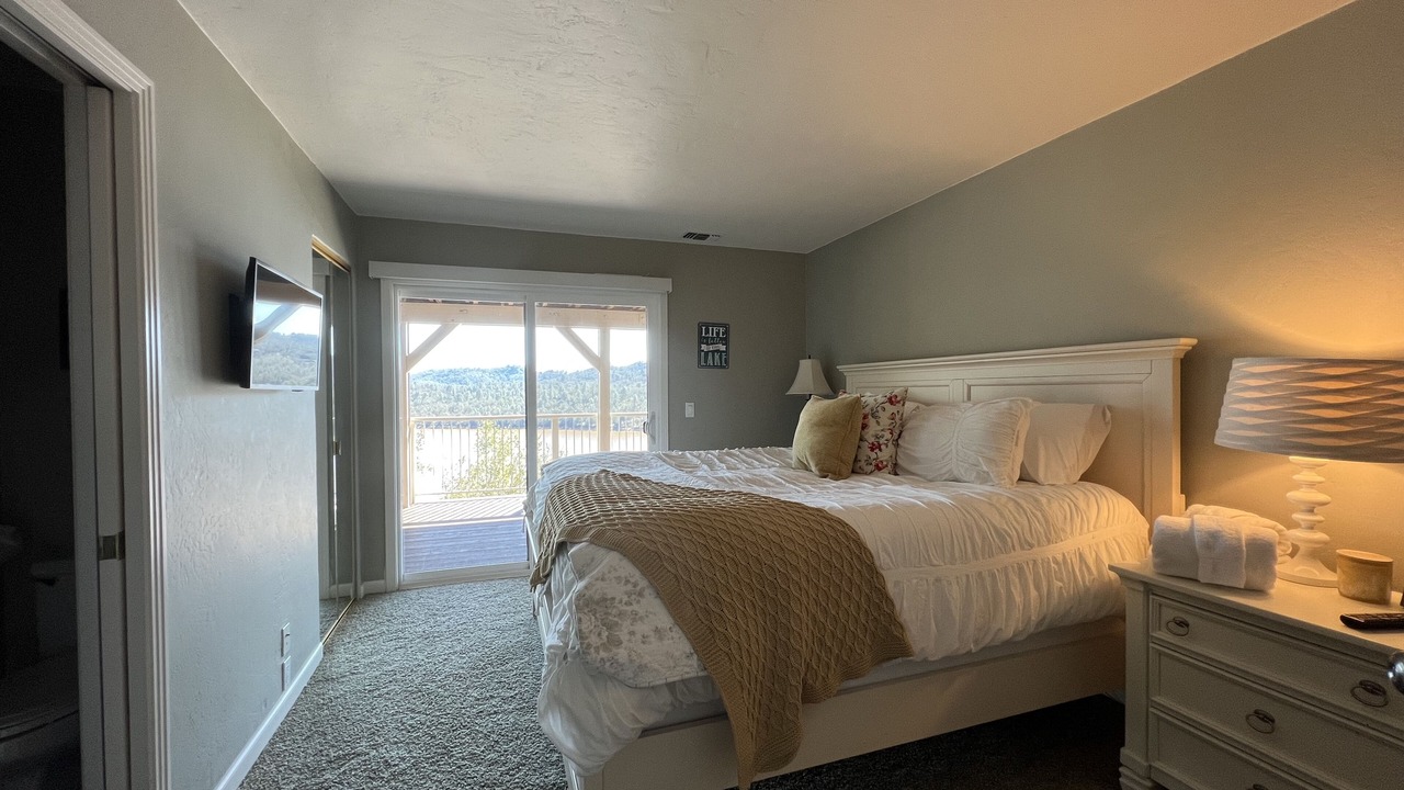 Photo of Bedroom in Oak Shores