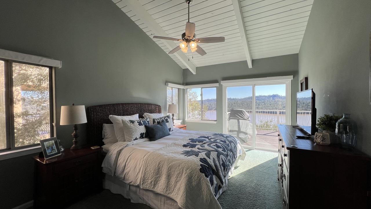 Photo of Bedroom in Oak Shores