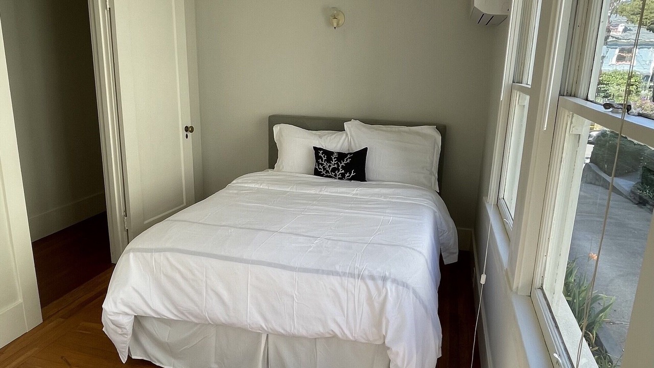 Photo of Bedroom in Piedmont Avenue