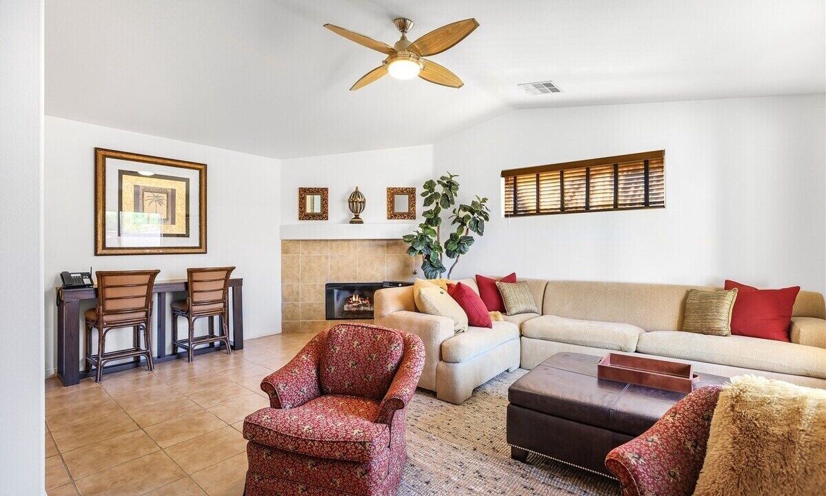 Photo of Livingroom in Racquet Club West