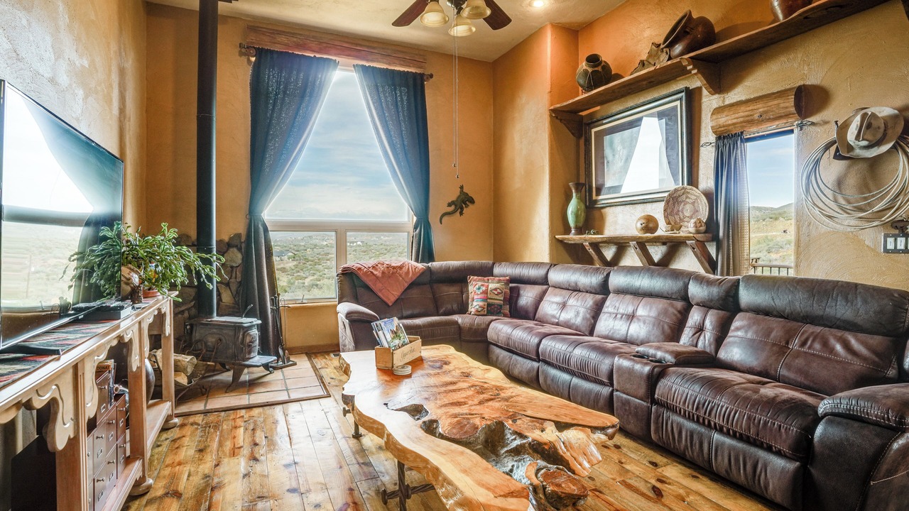 Photo of Livingroom in Dewey-Humboldt