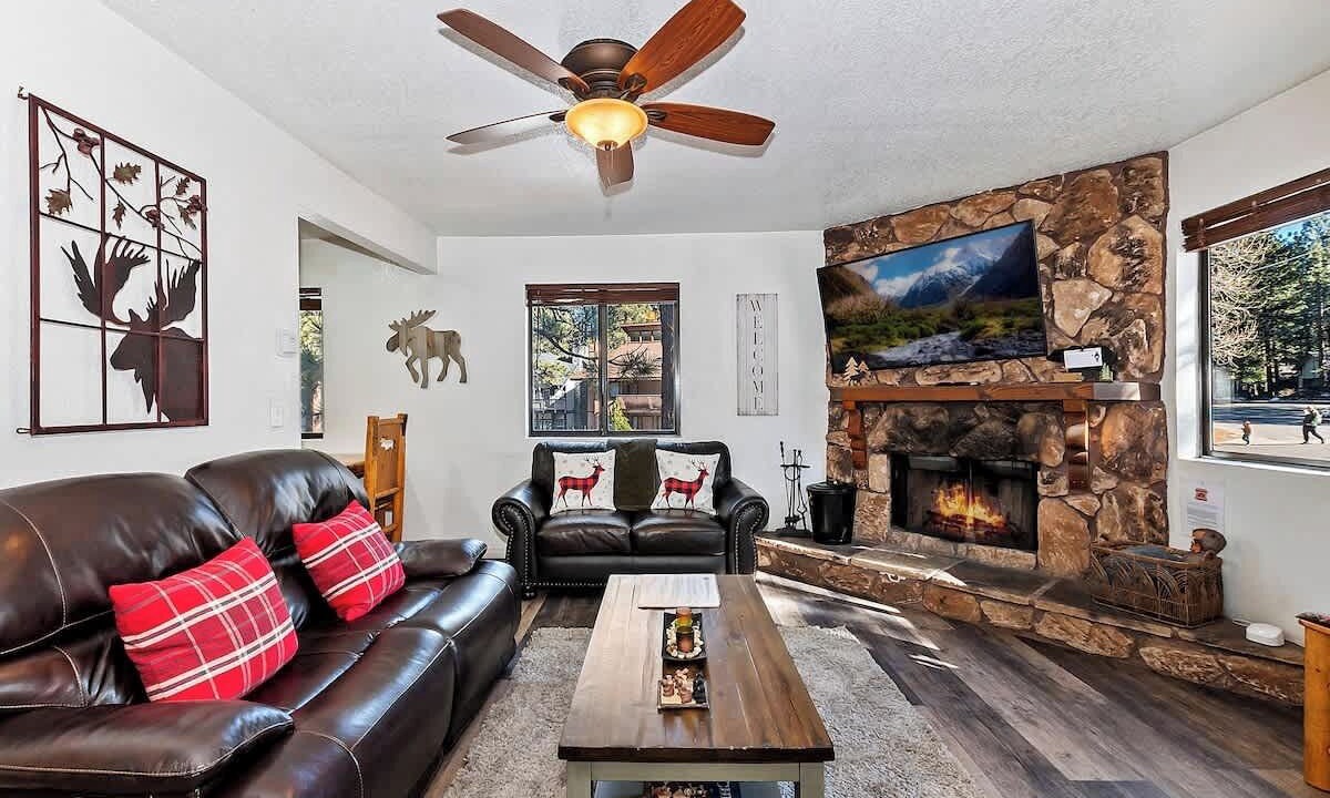 Photo of Livingroom in Summit Estates