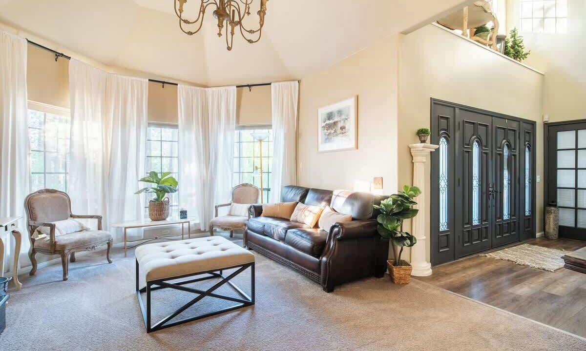 Photo of Livingroom in Summit Estates