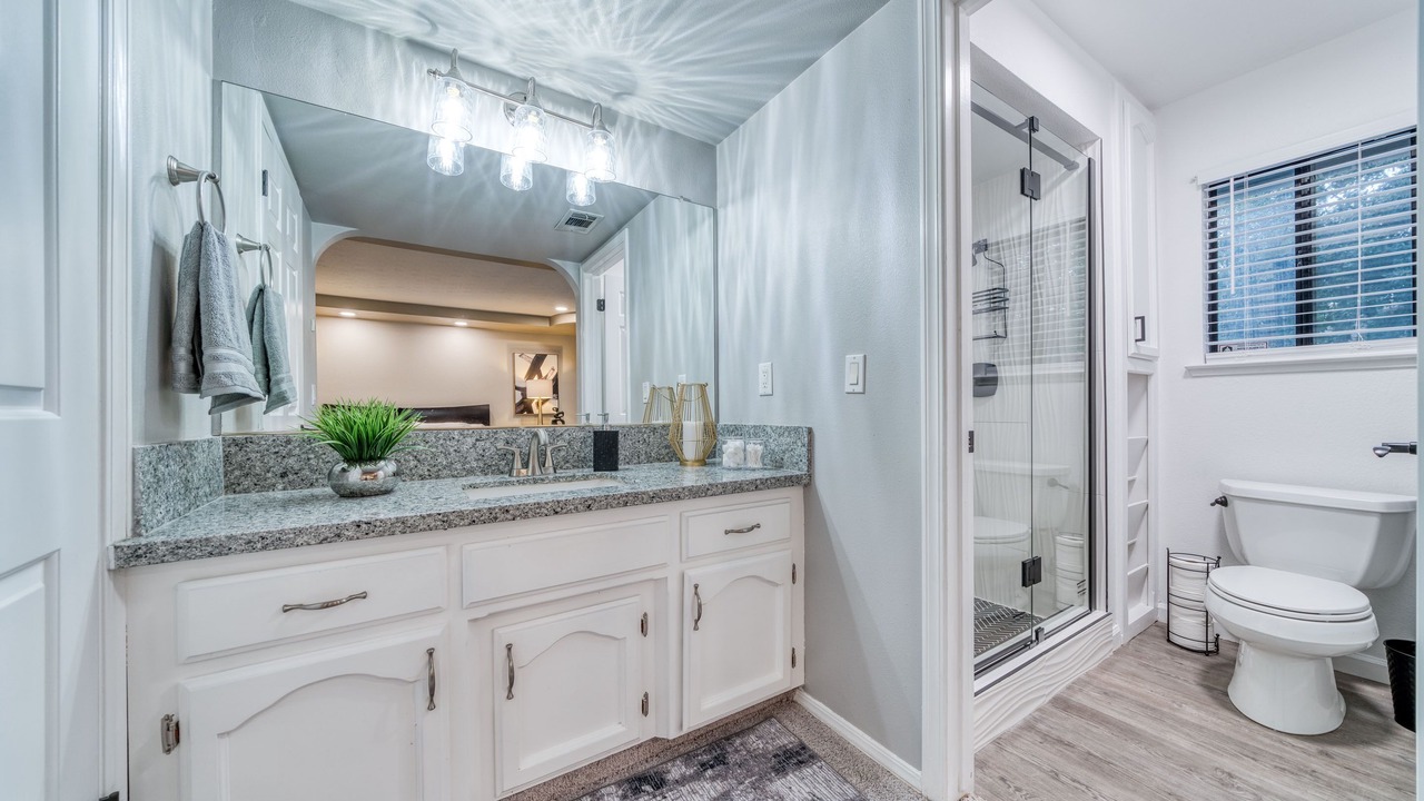 Photo of Bathroom in Raisin