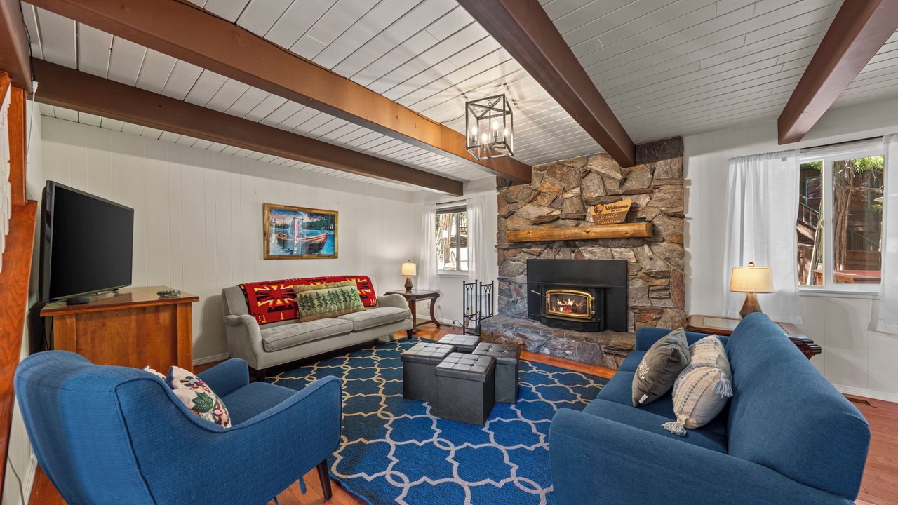 Photo of Livingroom in Lake Arrowhead