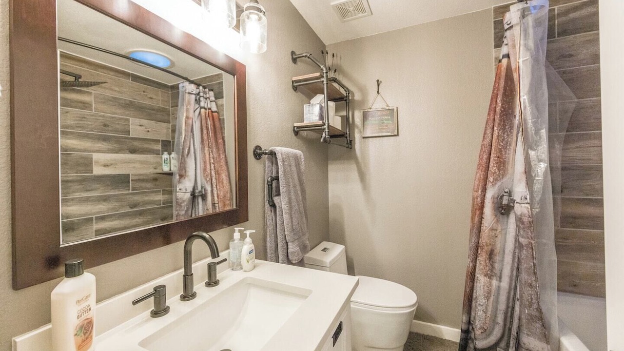 Photo of Bathroom in Lynx Mountain View Estates