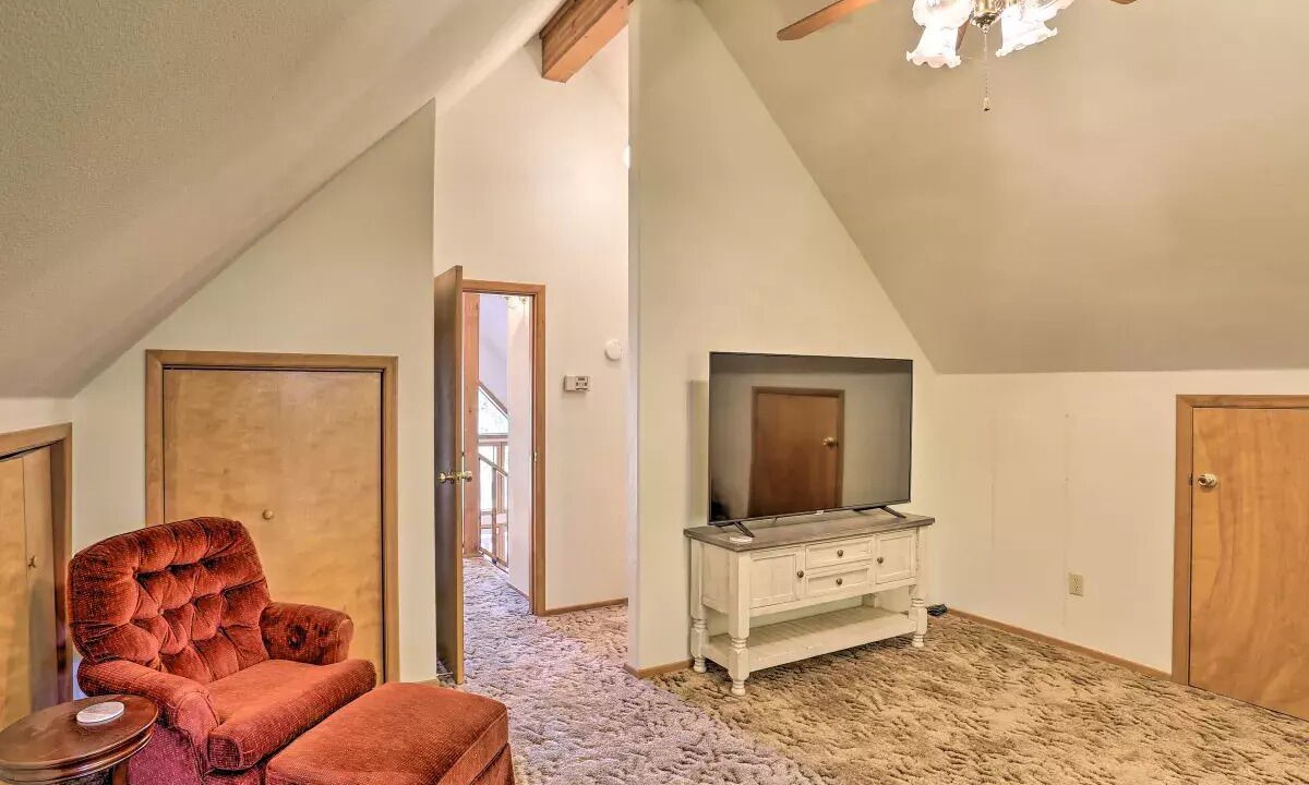 Photo of Livingroom in McCloud
