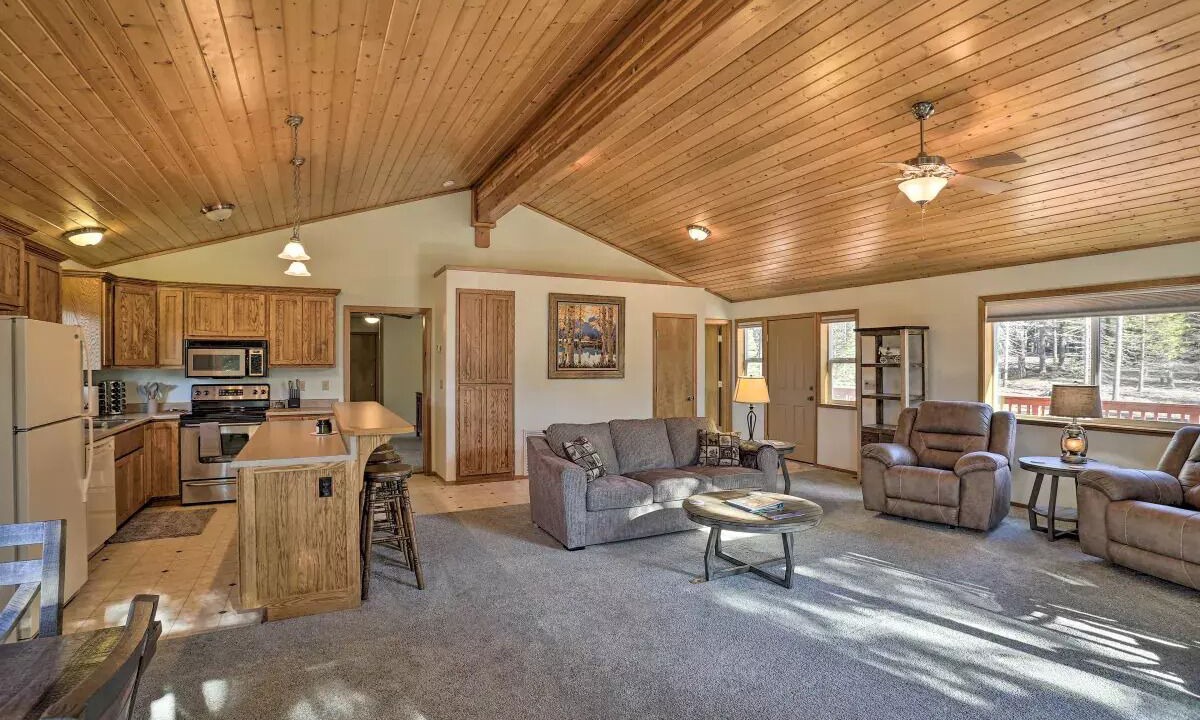 Photo of Livingroom in McCloud