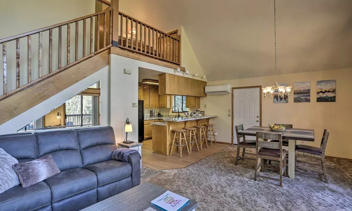 Photo of Livingroom in McCloud