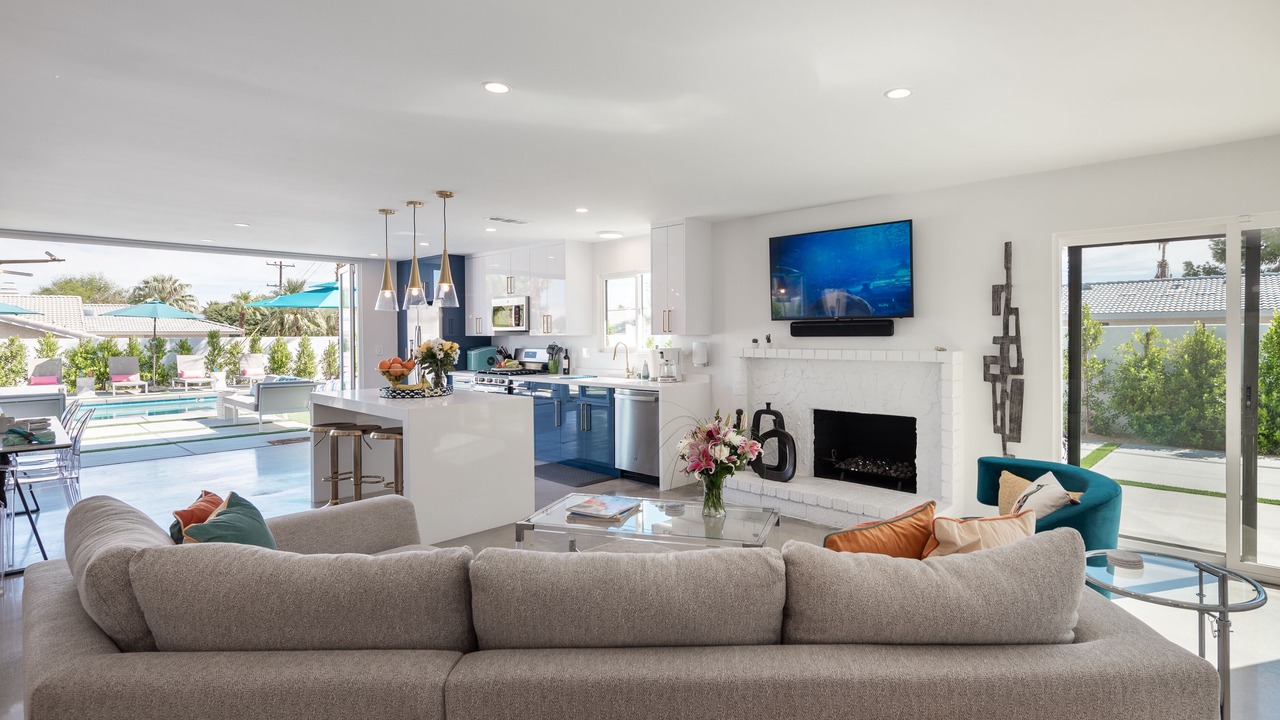 Photo of Livingroom in Racquet Club West