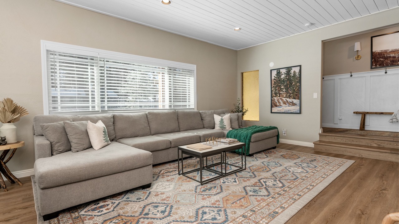 Photo of Livingroom in Summit Estates