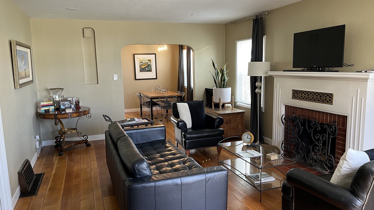 Photo of Livingroom in West Junior College