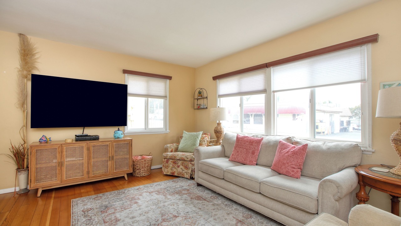 Photo of Livingroom in Downtown