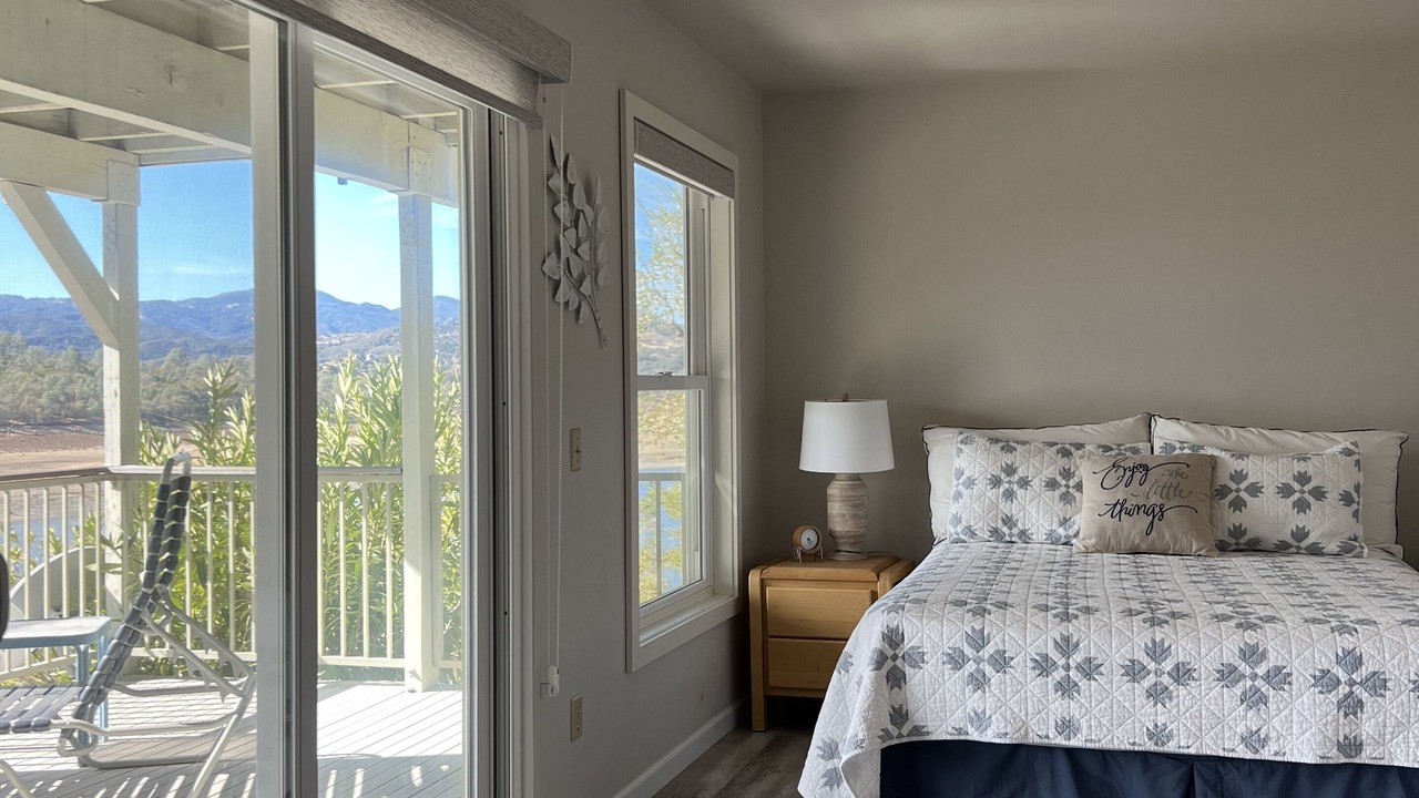 Photo of Bedroom in Oak Shores