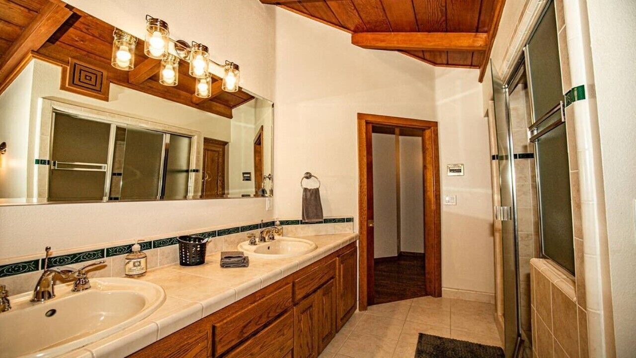 Photo of Bathroom in Cascade