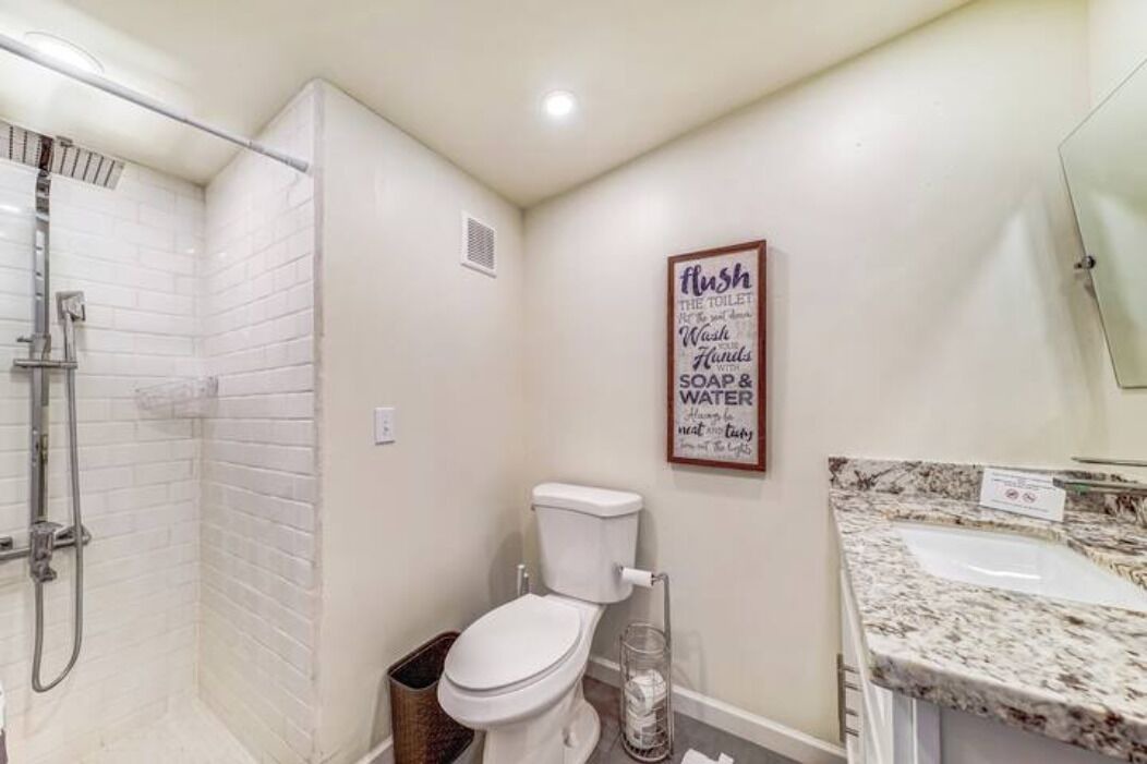 Photo of Bathroom in Globe