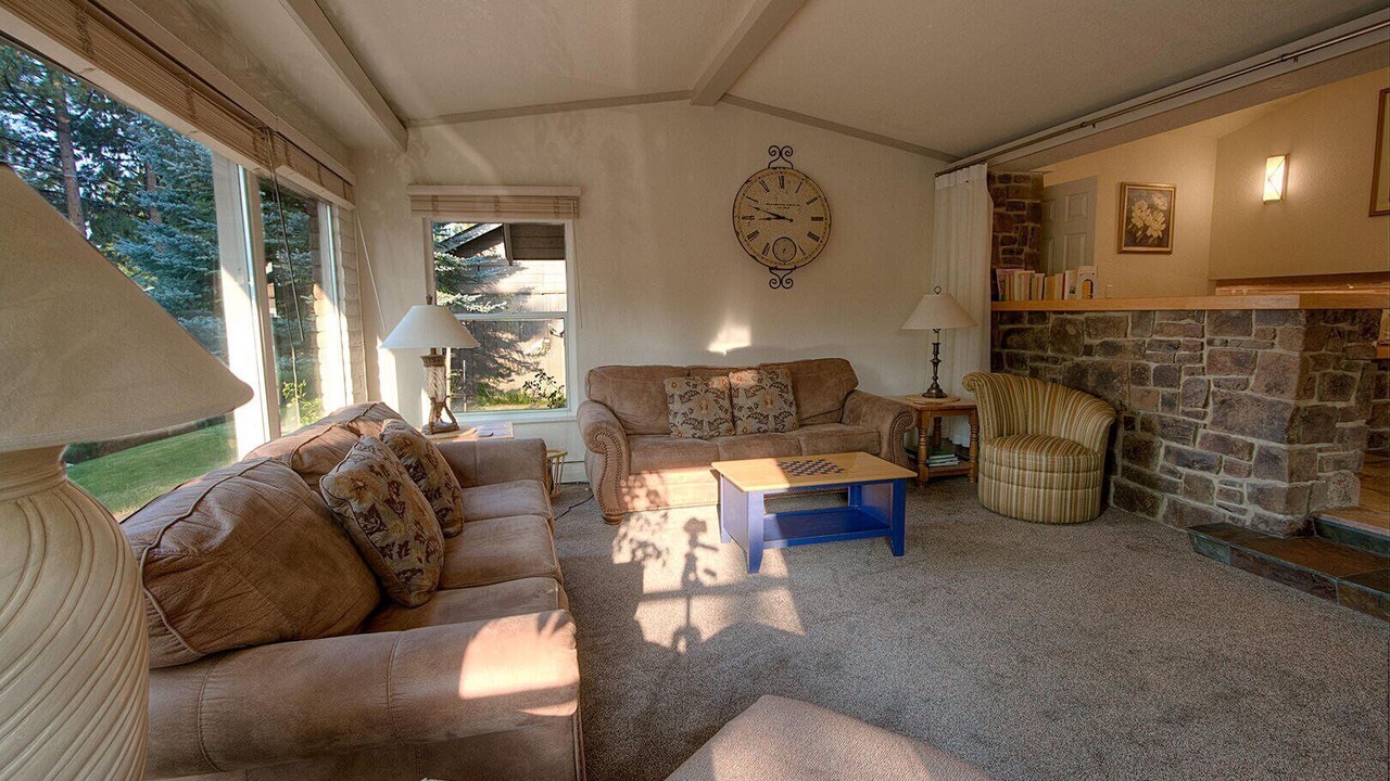 Photo of Livingroom in Round Hill Village