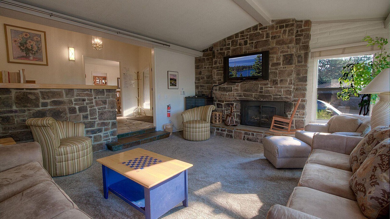 Photo of Livingroom in Round Hill Village