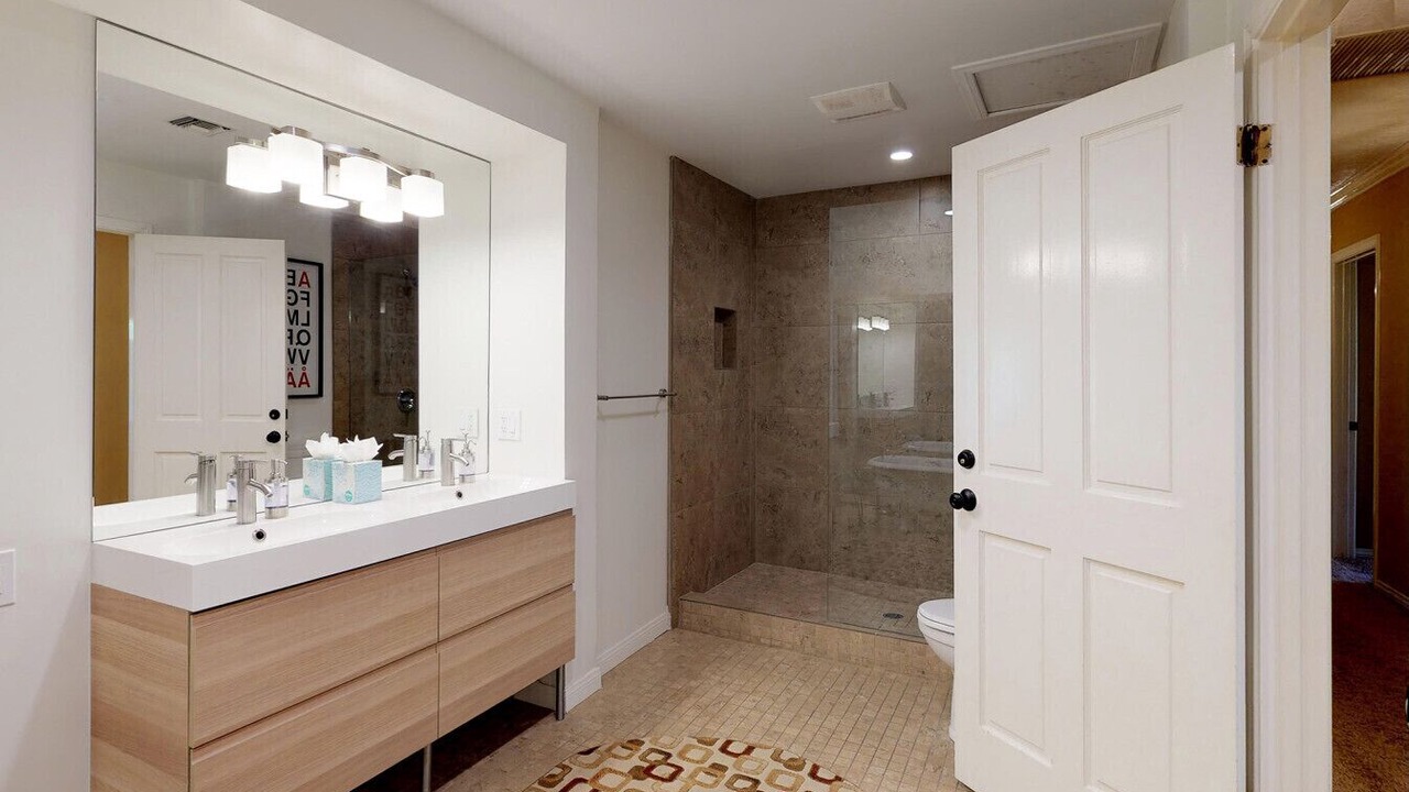 Photo of Bathroom in The Movie Colony