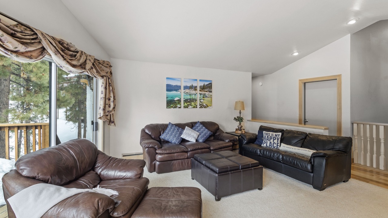 Photo of Livingroom in Round Hill Village