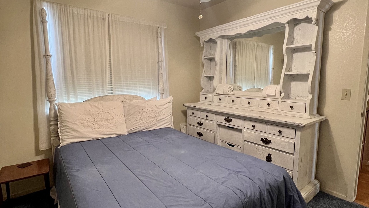 Photo of Bedroom in Oak Shores