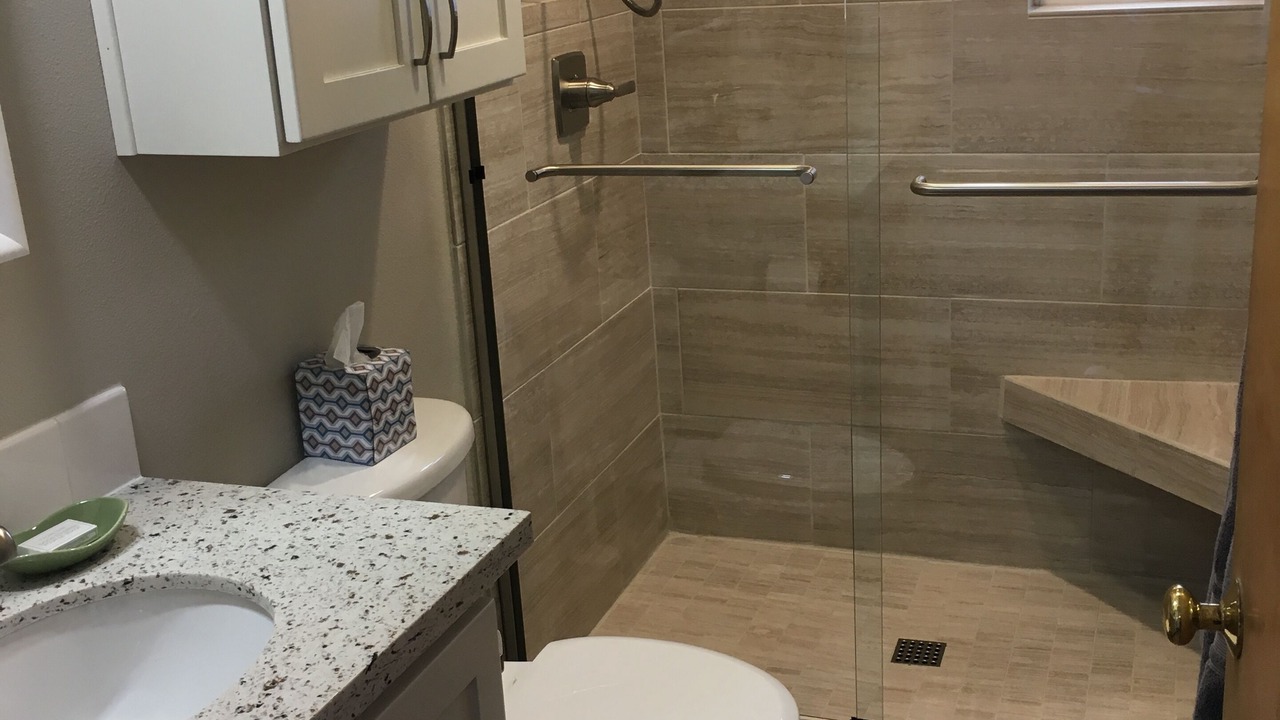 Photo of Bathroom in Gleneden Beach